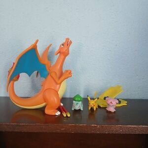 Pokemon Deluex Figures Charizard & Pikachu